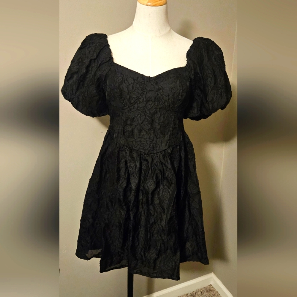 Allison & Kelly LA Short Puff Sleeve Printed Jacquard Dress: Black: Large